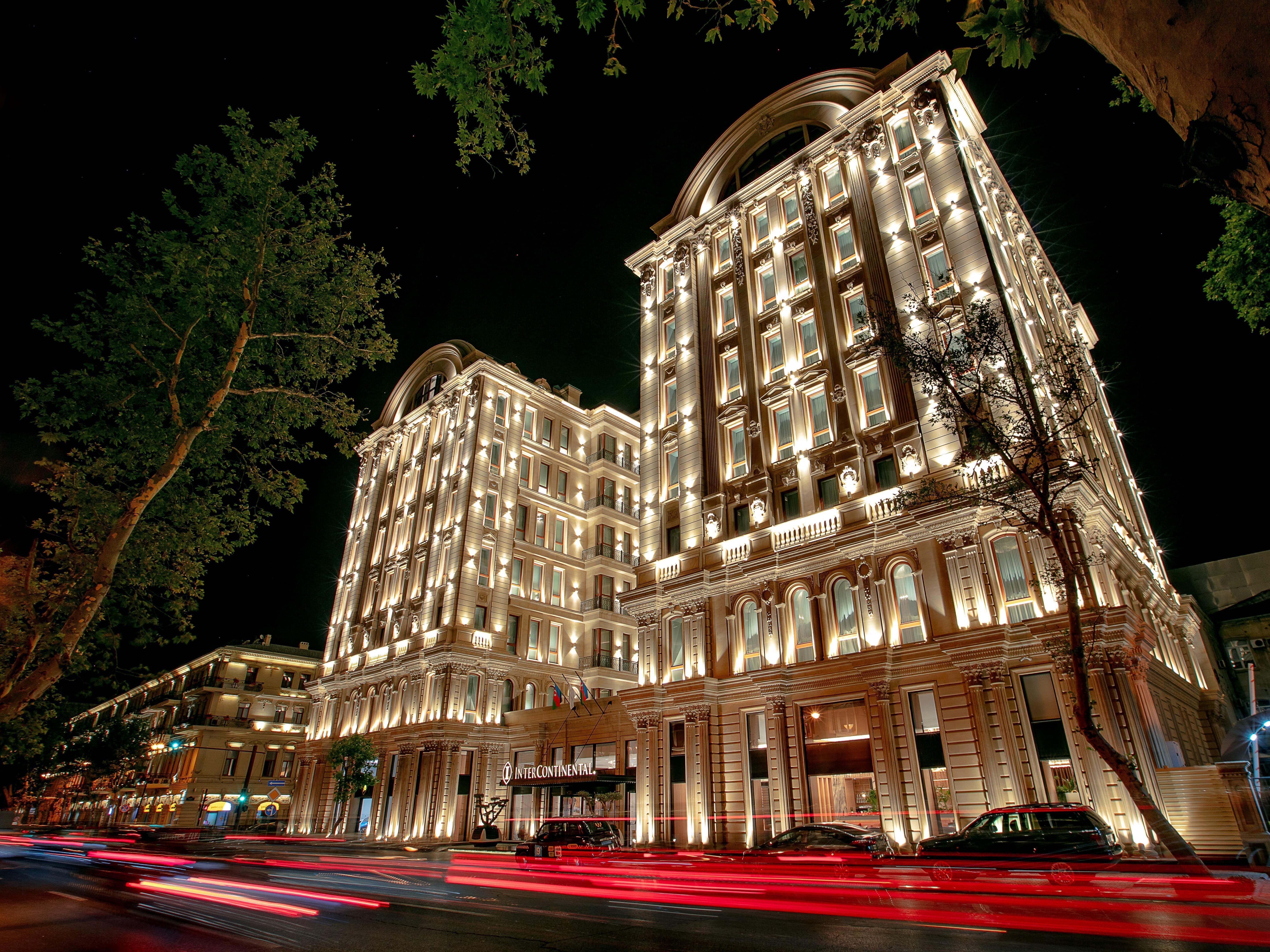ホテル Intercontinental Baku By Ihg エクステリア 写真 The hotel at night