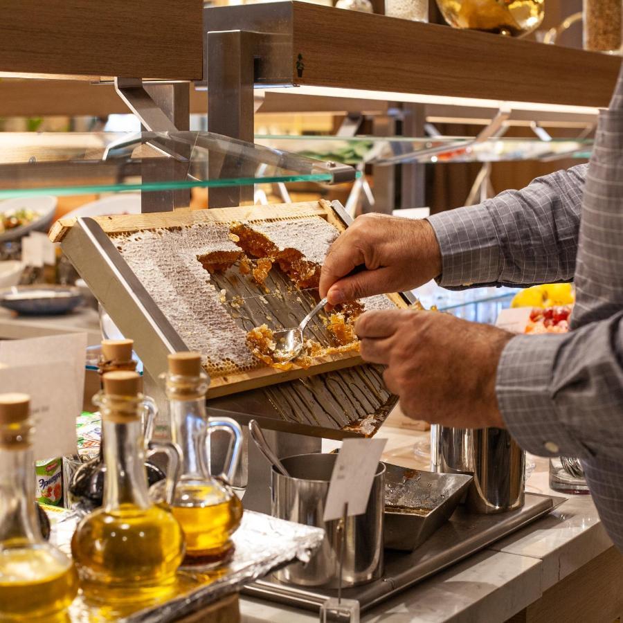 ホテル Intercontinental Baku By Ihg エクステリア 写真 A cook grating cheese