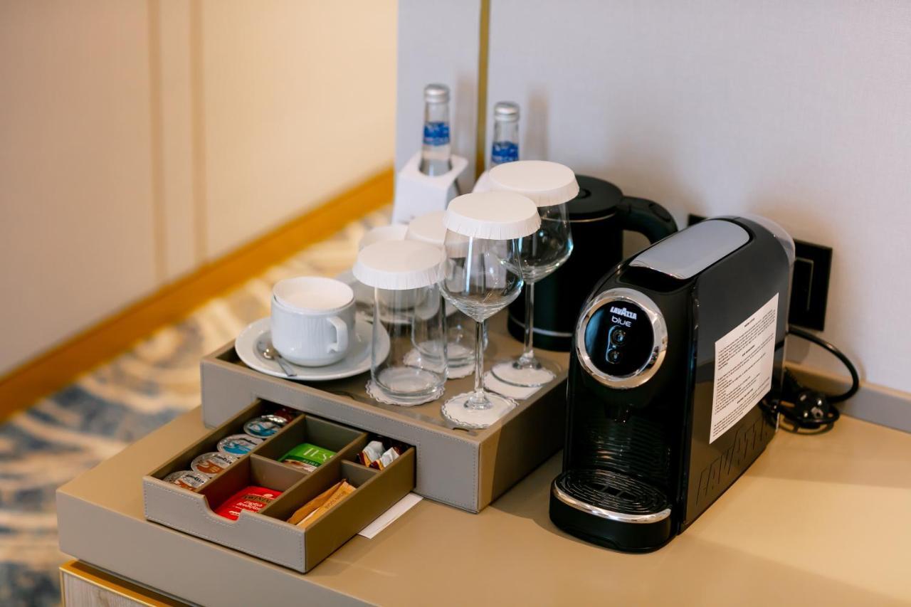 ホテル Intercontinental Baku By Ihg エクステリア 写真 A Nespresso coffee machine in a hotel room