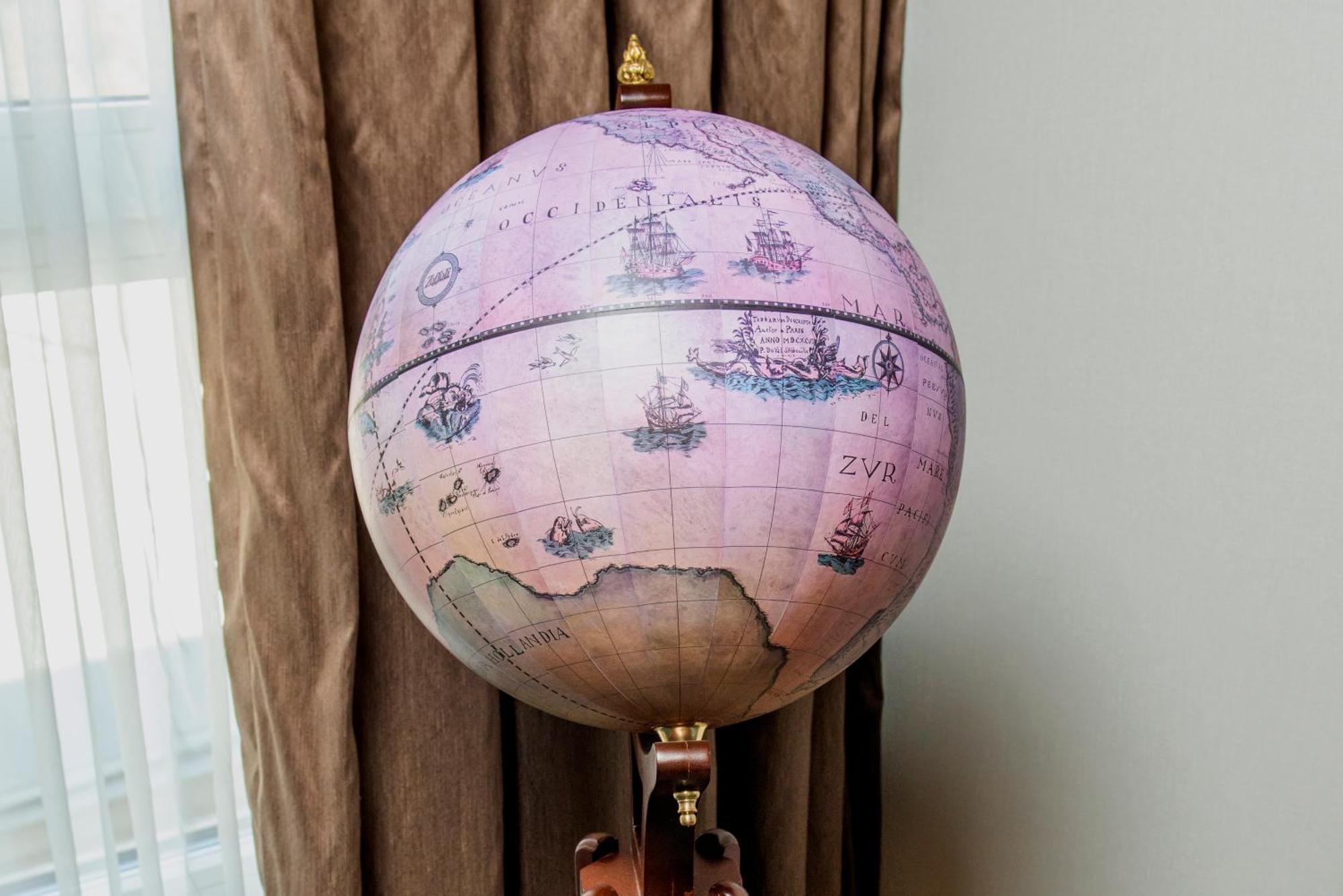 ホテル Intercontinental Baku By Ihg エクステリア 写真 A globe in the White House